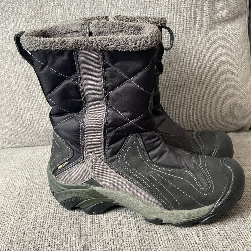 Keen Betty winter boot side zip womenโs size 6 quilted Keen Dry leather black